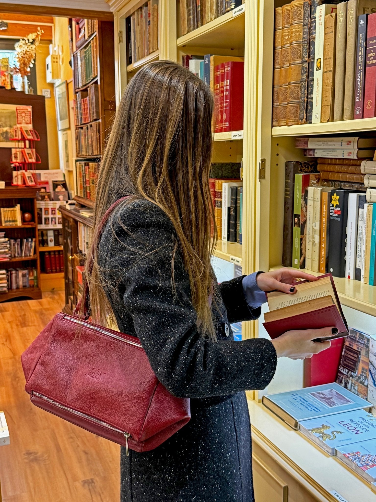 Bess Guinda — Bolso estructurado en piel de vacuno - Bess MadridBolso estructurado de piel de vacuno