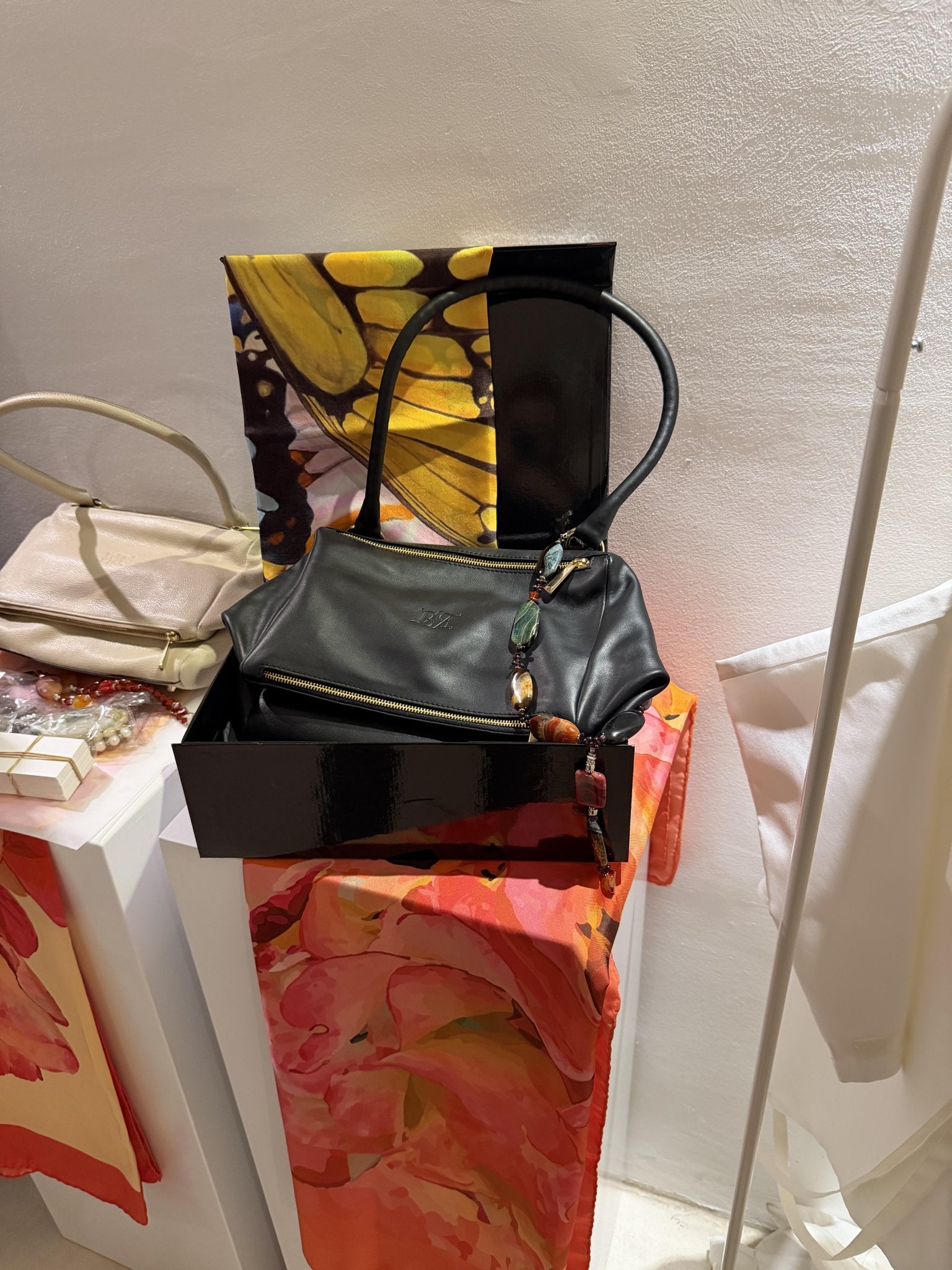 Bolso estructurado en piel de becerro negro — Bess Madrid - Bess MadridBolso estructurado de piel de becerro