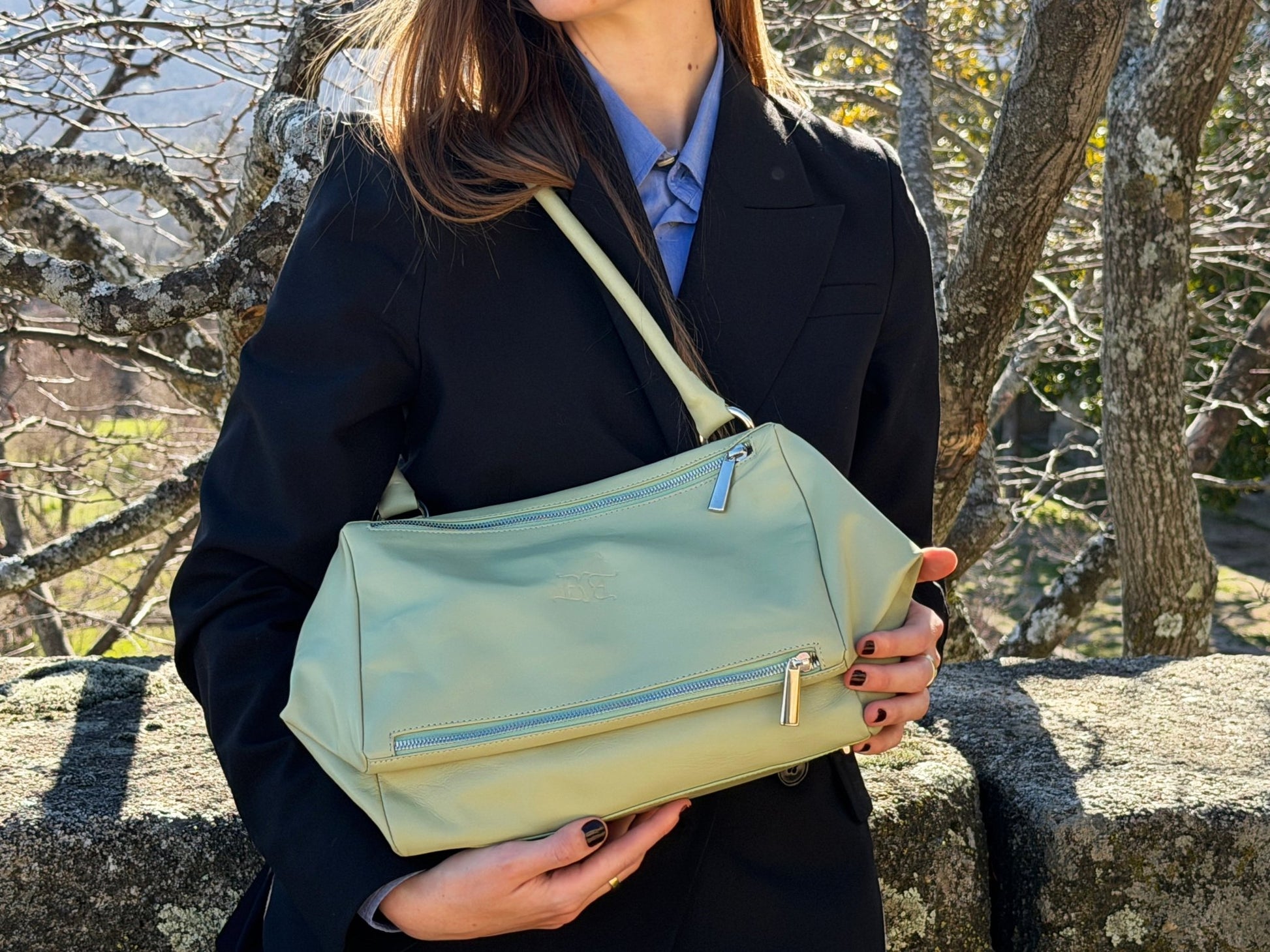 Bolso estructurado en piel de becerro bambú Bess Madrid llevado al hombro