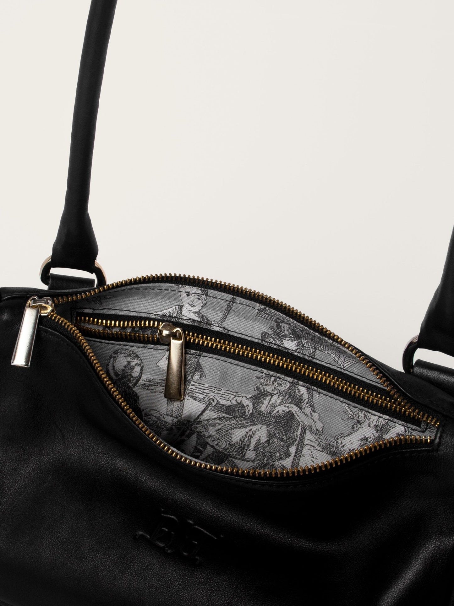 Interior del bolso estructurado negro en piel de becerro Bess Madrid con forro estampado