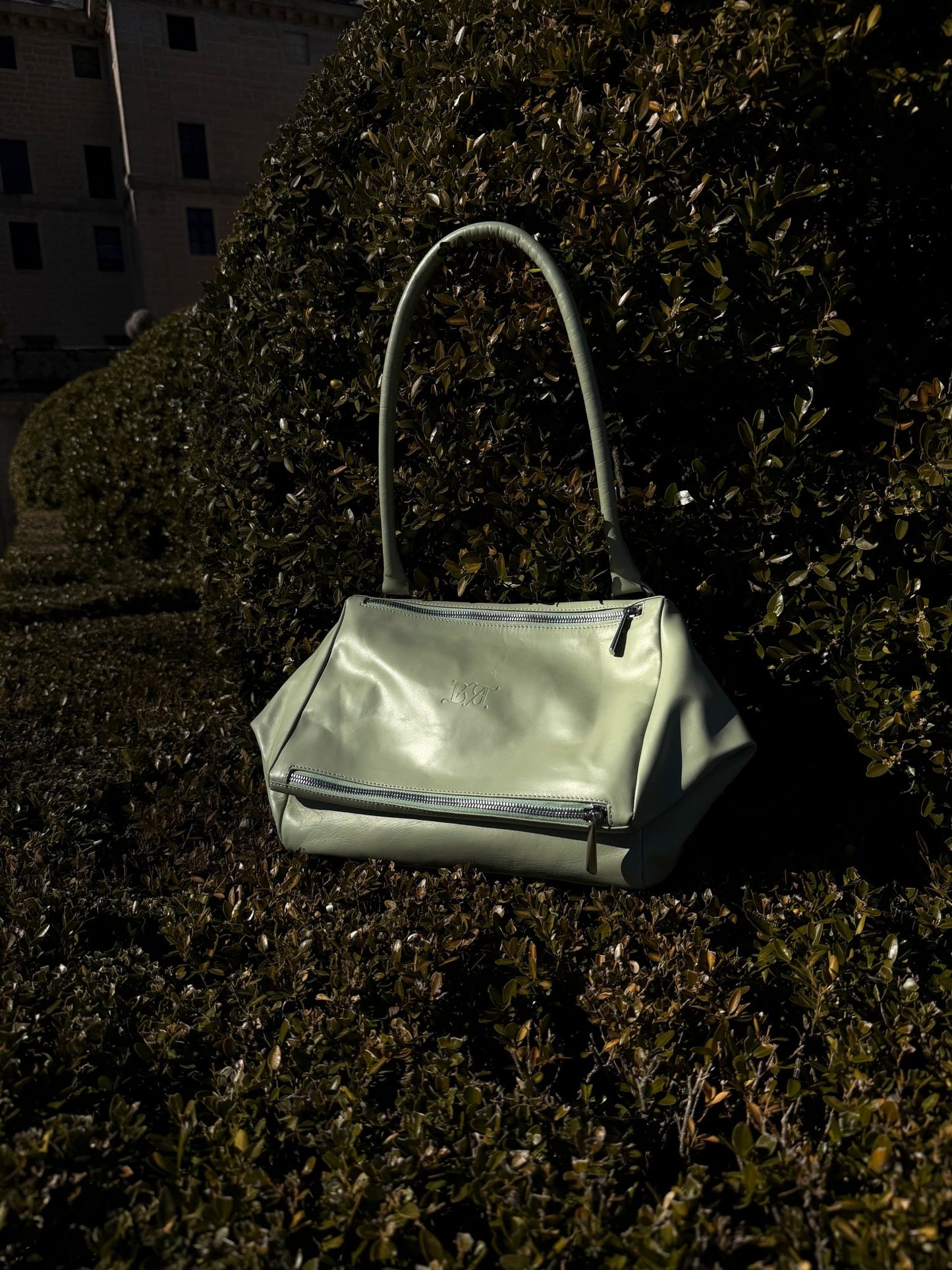 Bolso estructurado bambú Bess Madrid en entorno editorial