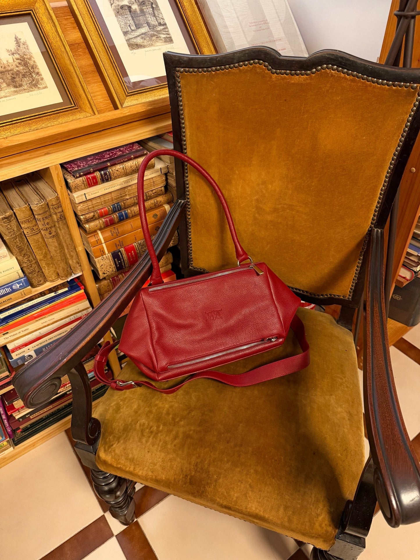 Bolso estructurado en piel de vacuno guinda Bess Madrid en entorno editorial