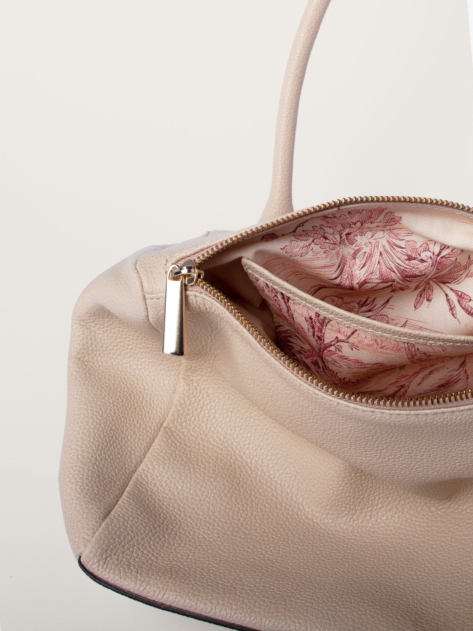 Compartimentos interiores del bolso estructurado de piel de vacuno arena