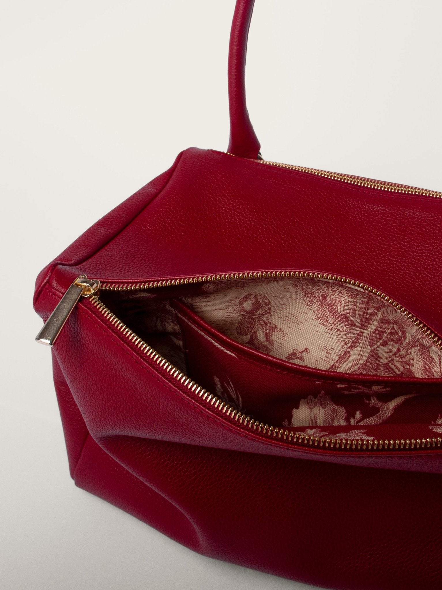 Detalle del forro interior estampado del bolso en piel de vacuno guinda Bess Madrid