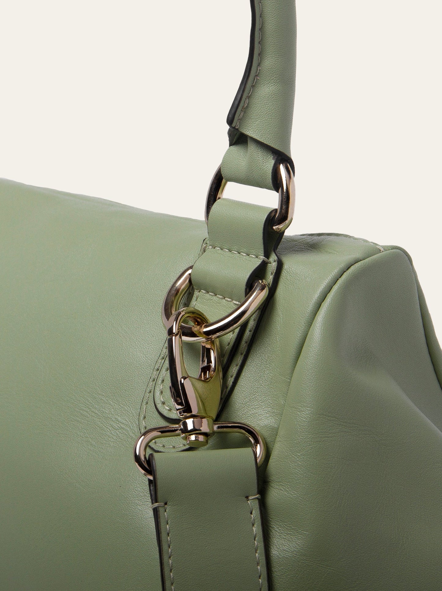 Detalle de herrajes metálicos del bolso en piel de becerro bambú