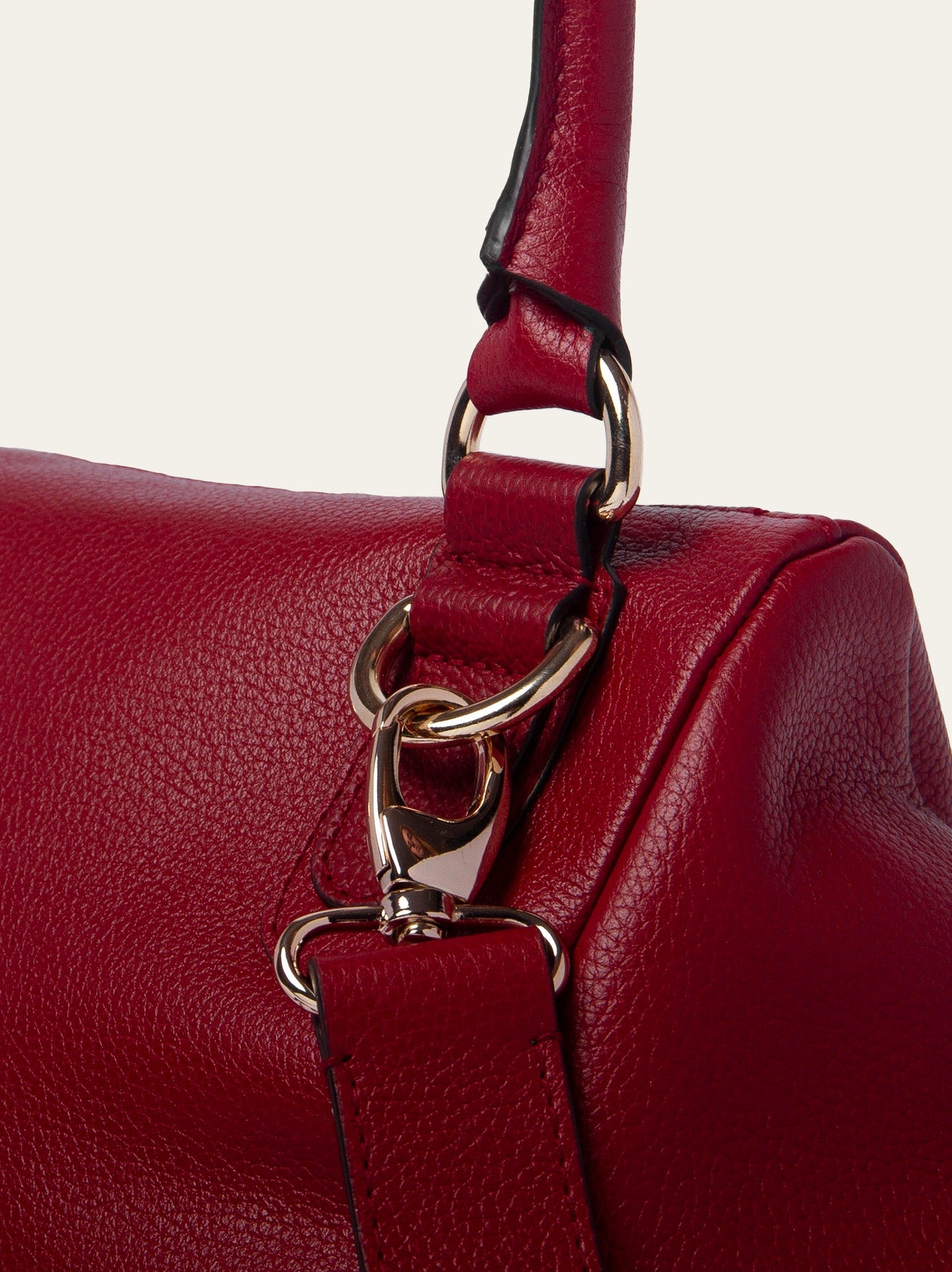 Detalle de los herrajes metálicos del bolso en piel de vacuno guinda Bess Madrid