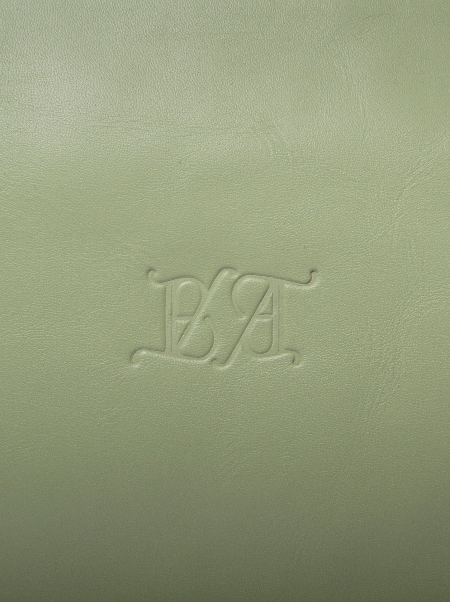 Logo Bess Madrid timbrado sobre piel de becerro bambú