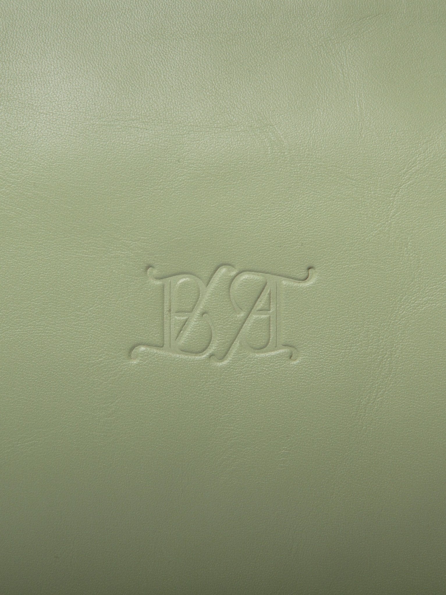 Logo Bess Madrid timbrado sobre piel de becerro bambú