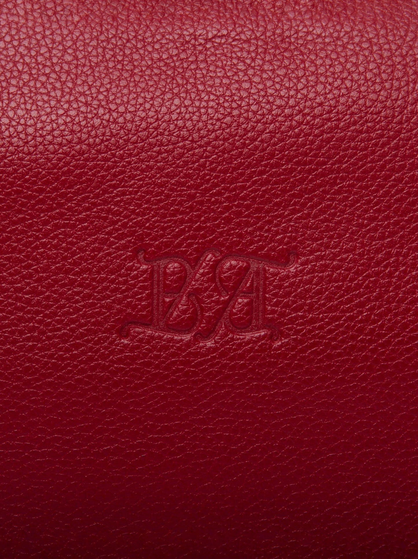 Detalle del logo timbrado sobre piel de vacuno guinda Bess Madrid