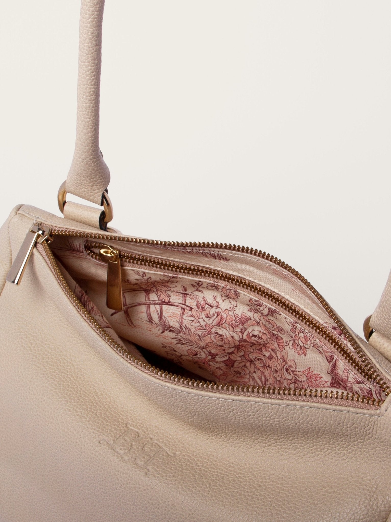 Interior del bolso estructurado arena con forro estampado inspirado en toile de Jouy