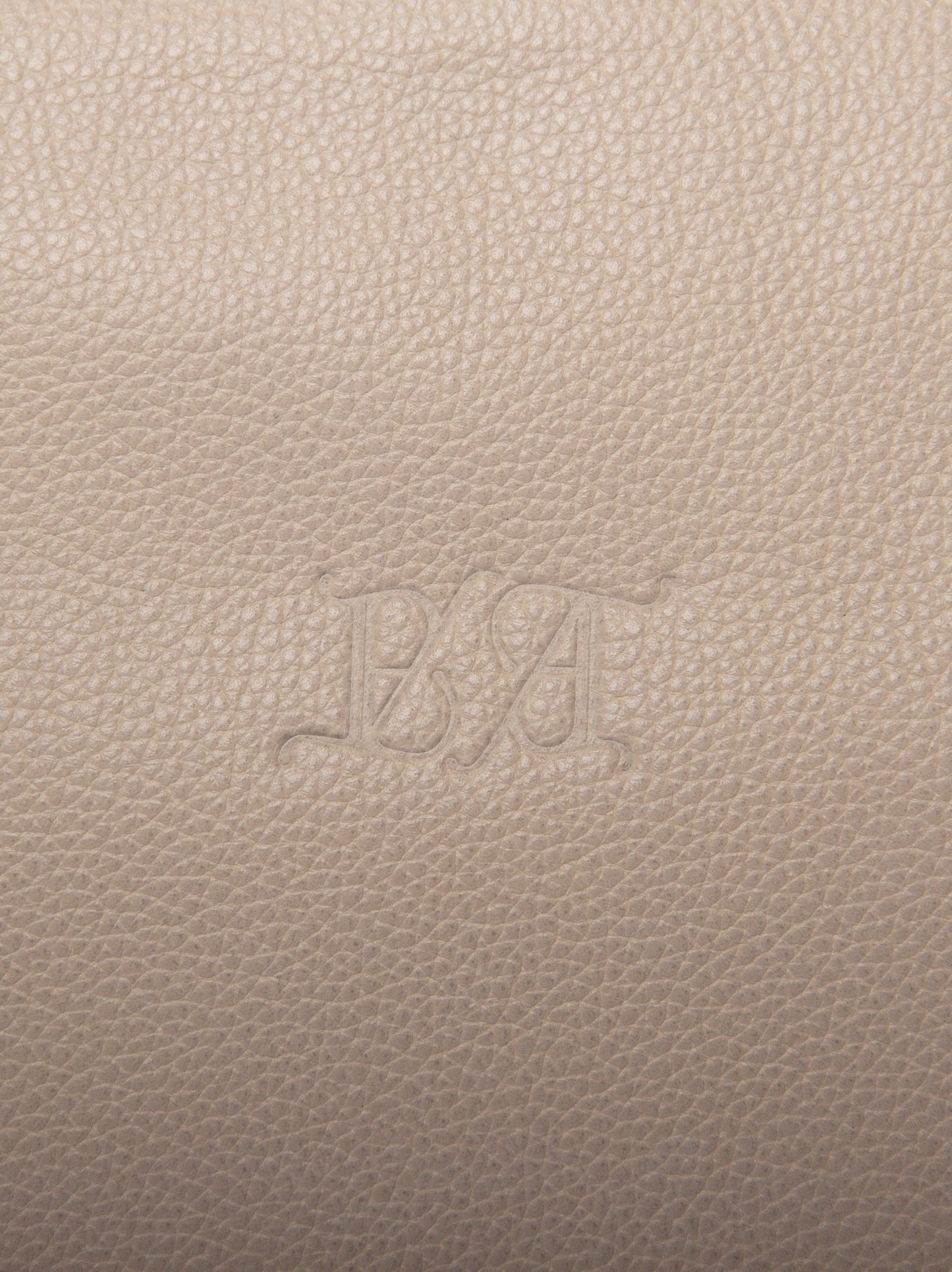 Logo Bess Madrid timbrado sobre piel de vacuno en tono arena