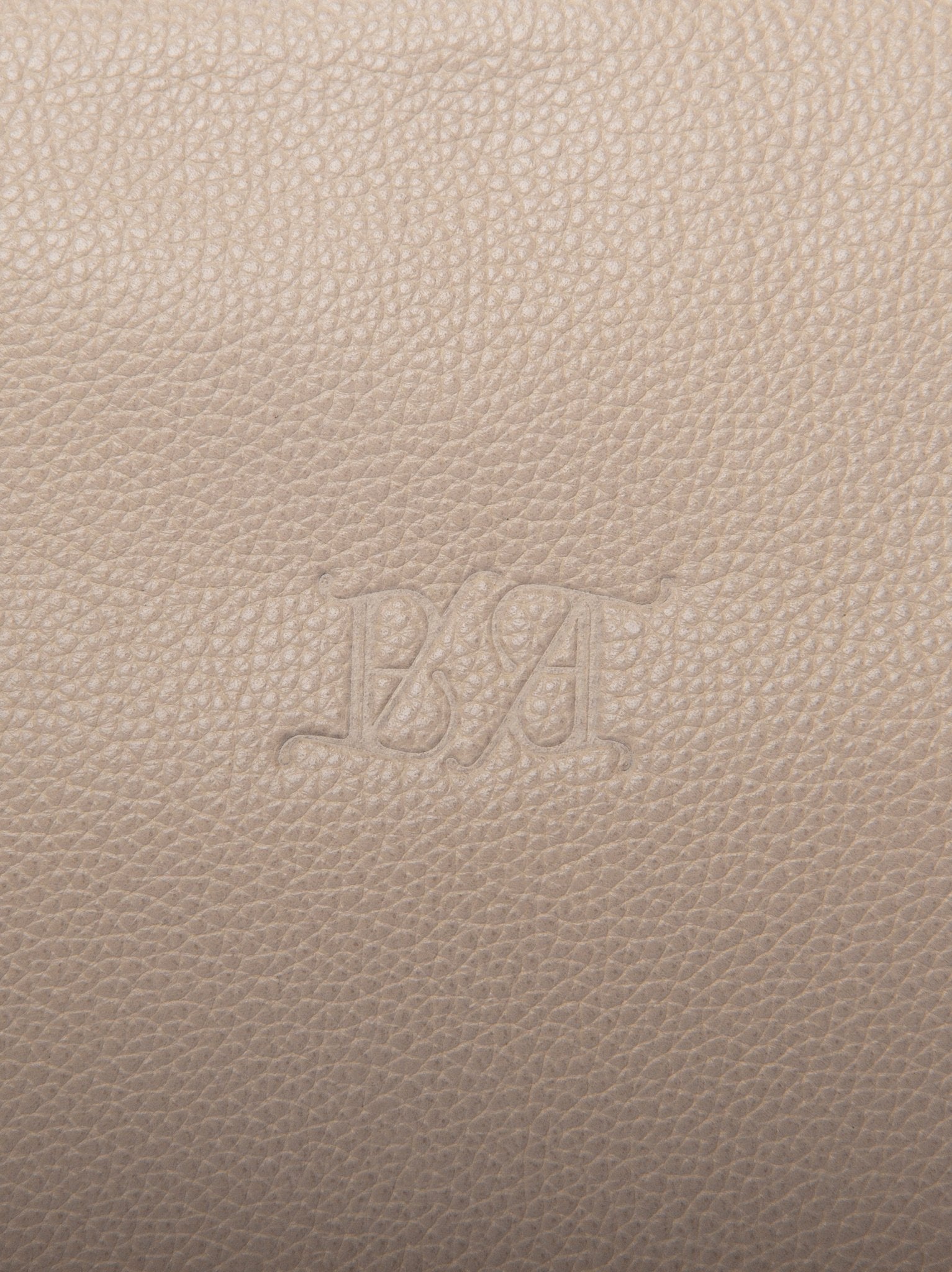 Logo Bess Madrid timbrado sobre piel de vacuno en tono arena